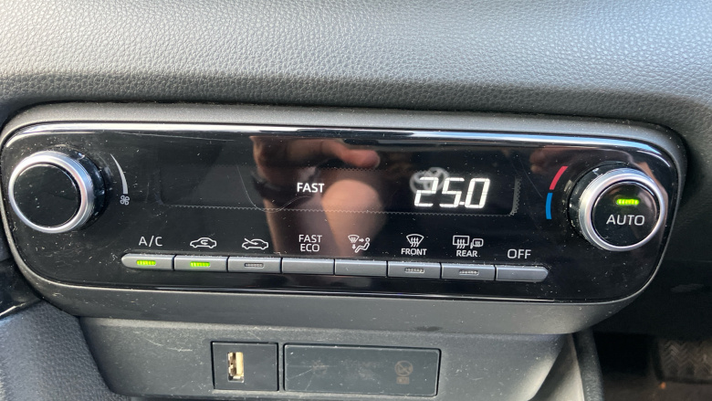 Toyota Yaris 1.5 Hybrid Design 5dr CVT Hybrid Hatchback